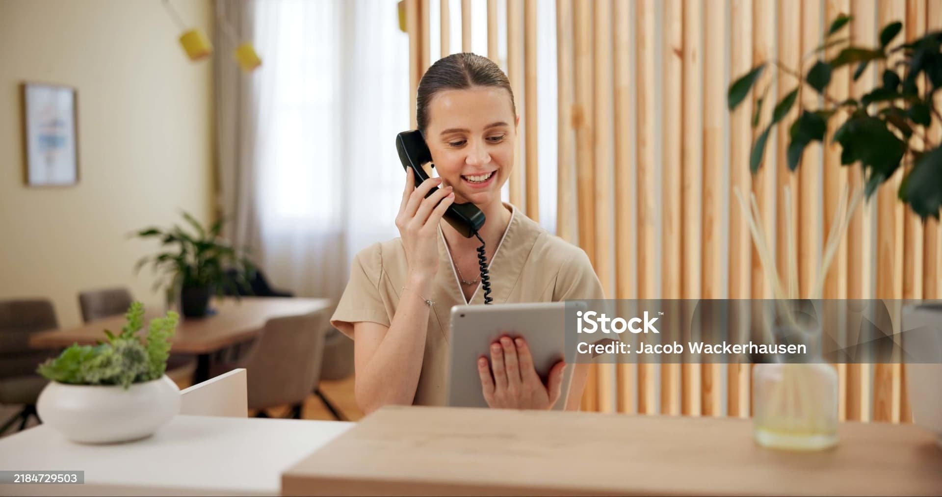 Profissional usando celular